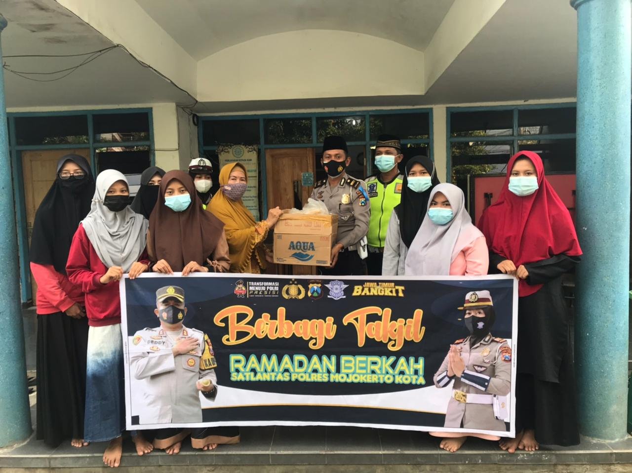 Satlantas Polresta Mojokerto Bagi Takjil dan Edukasi Tertib Lalin