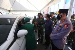 Kapolri dan Panglima TNI Tinjau Vaksinasi Drive Thru di Bali