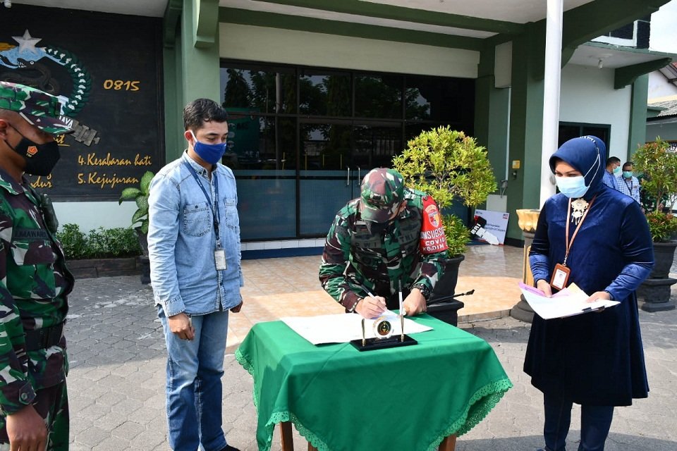 Kodim 0815/Mojokerto Terima Hibah Mobil Perpustakaan