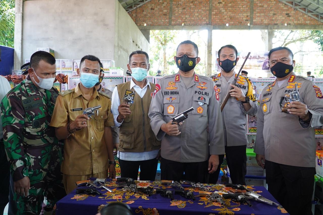 20 Pucuk Senpi Rakitan Diserahkan Warga Sungai Ceper secara Langsung ke Kapolda Sumsel