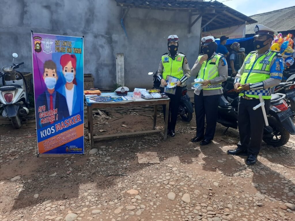 Kartini, Satlantas OKUT Berbagi Masker