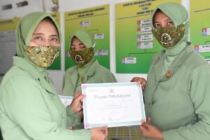 Ketua Persit KCK Koorcabrem 082 PD V Brawijaya Serahkan Piagam Penghargaan KB-Kes Terpadu