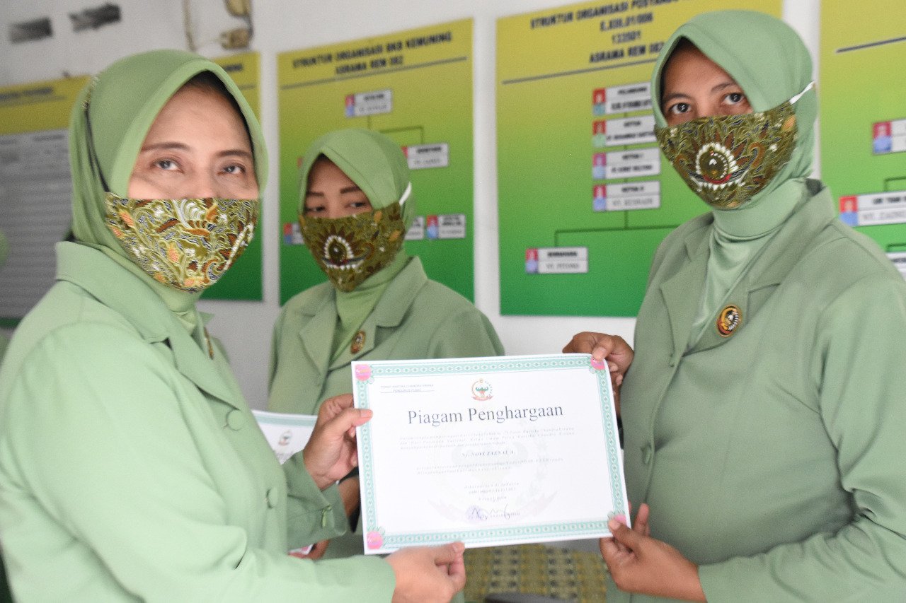 Ketua Persit KCK Koorcabrem 082 PD V Brawijaya Serahkan Piagam Penghargaan KB-Kes Terpadu