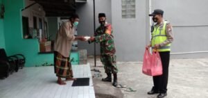 Danramil 0815/13 Bersama Forpimka Kutorejo Berbagi Takjil