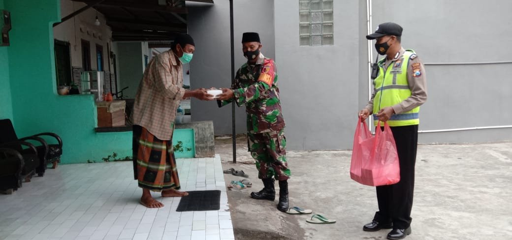 Danramil 0815/13 Bersama Forpimka Kutorejo Berbagi Takjil