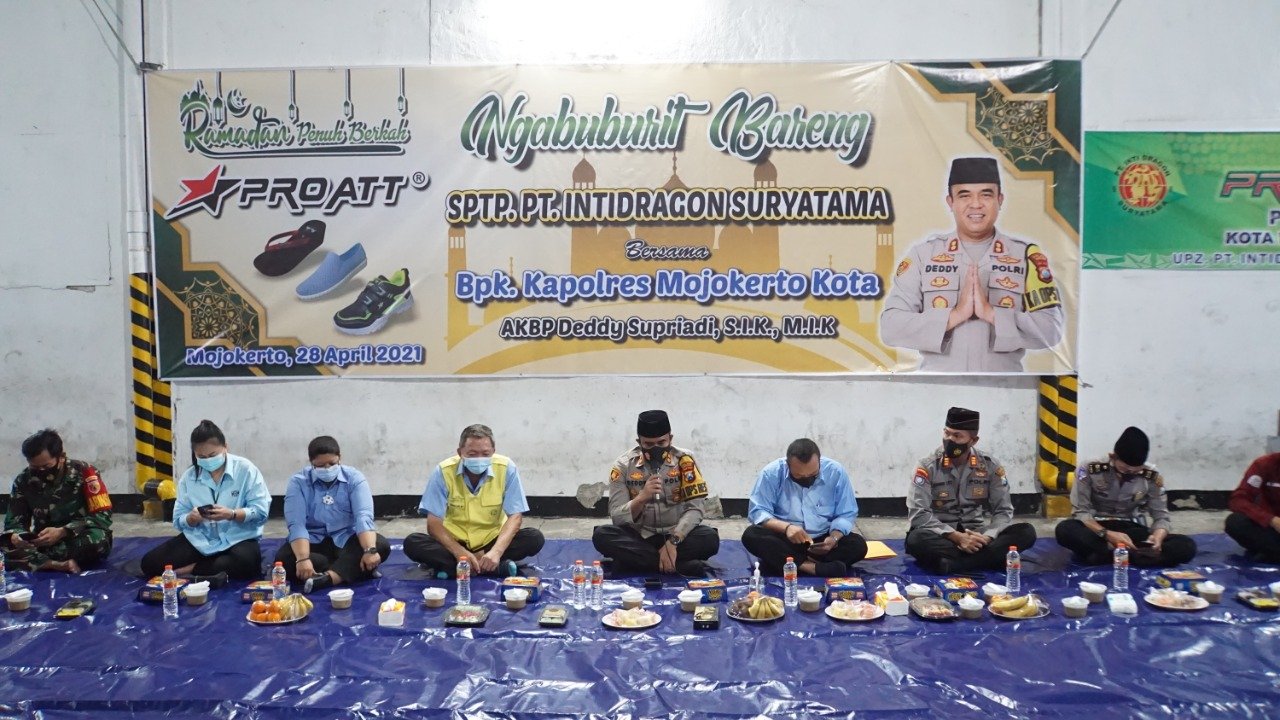 Kapolresta Mojokerto Bagi Takjil dan Diskusi Bersama Pengurus PT. Inti Dragon Suryatama