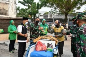 Kodim 0815/Mojokerto Bagi Sembako Puluhan Abang Becak