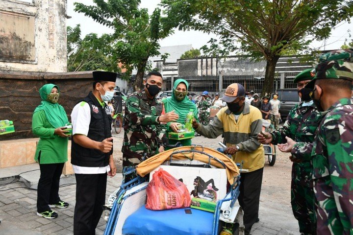 Kodim 0815/Mojokerto Bagi Sembako Puluhan Abang Becak