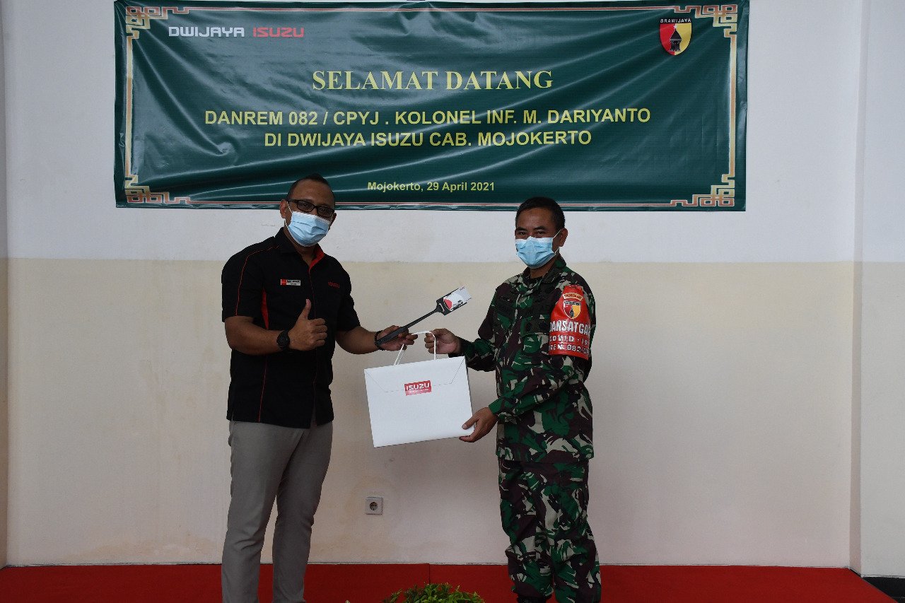 Danrem 082/CPYJ Gelar Kunjungan Kerja Ke Dealer Mobil Dwijaya Isuzu
