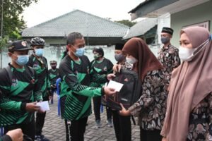 Di Bulan Puasa, Danrem 082/ CPYJ Gowes Sembari Beramal