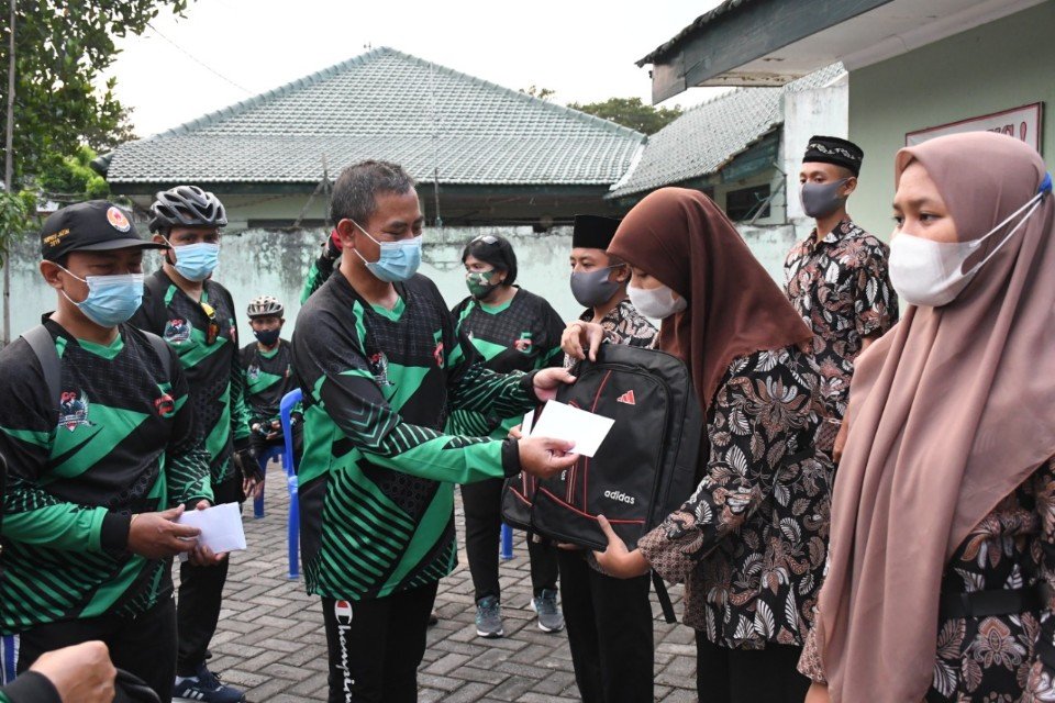 Di Bulan Puasa, Danrem 082/ CPYJ Gowes Sembari Beramal