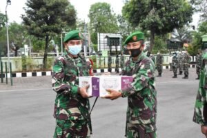 Danrem Bagikan Bingkisan Lebaran kepada Prajurit dan PNS Korem 082/CPYJ