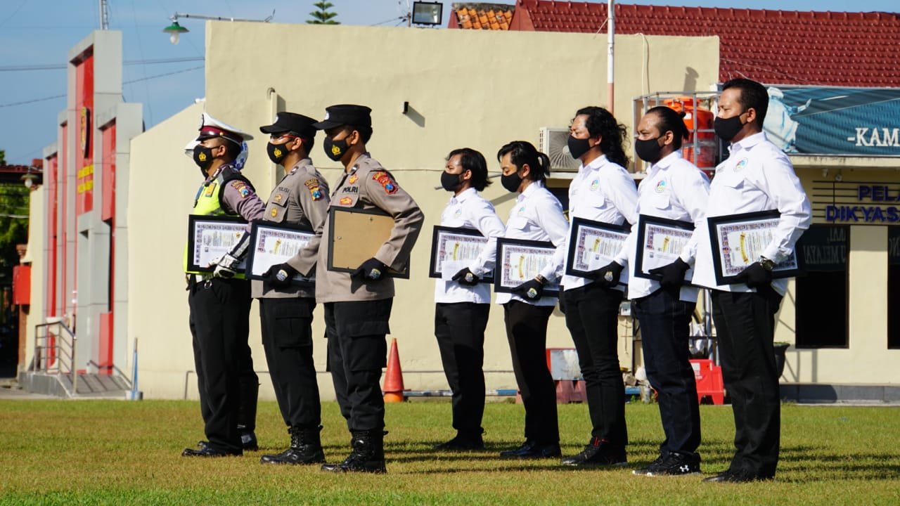 Kapolresta Mojokerto Berikan Reward pada 10 Personel, Siapa Saja?