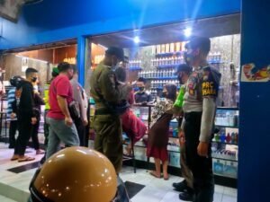 Petugas Gabungan Satgas Covid-19 Kota Mojokerto Tertibkan Pusat Perbelanjaan
