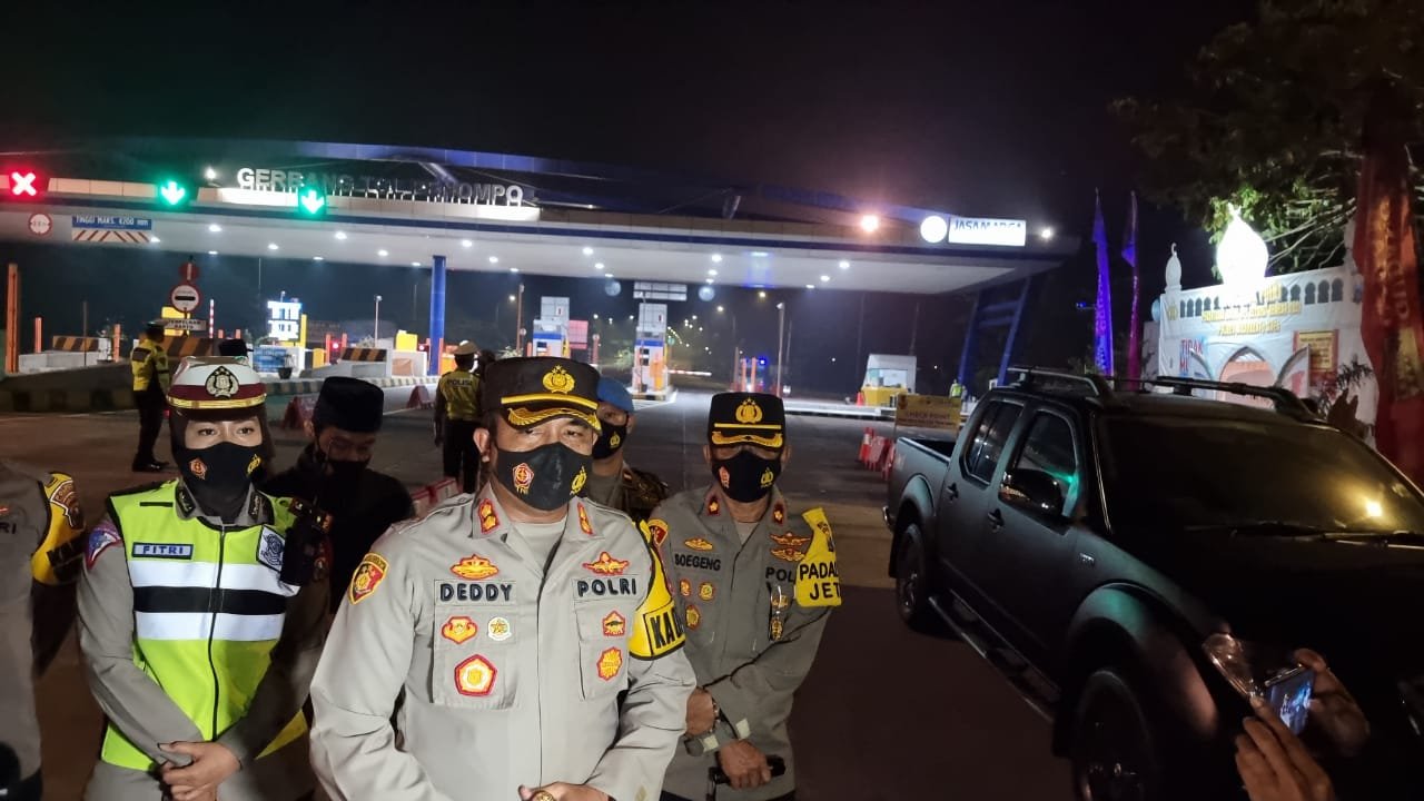 Kapolresta Mojokerto Pimpin Penyekatan di Exit Tol, Begini Hasilnya
