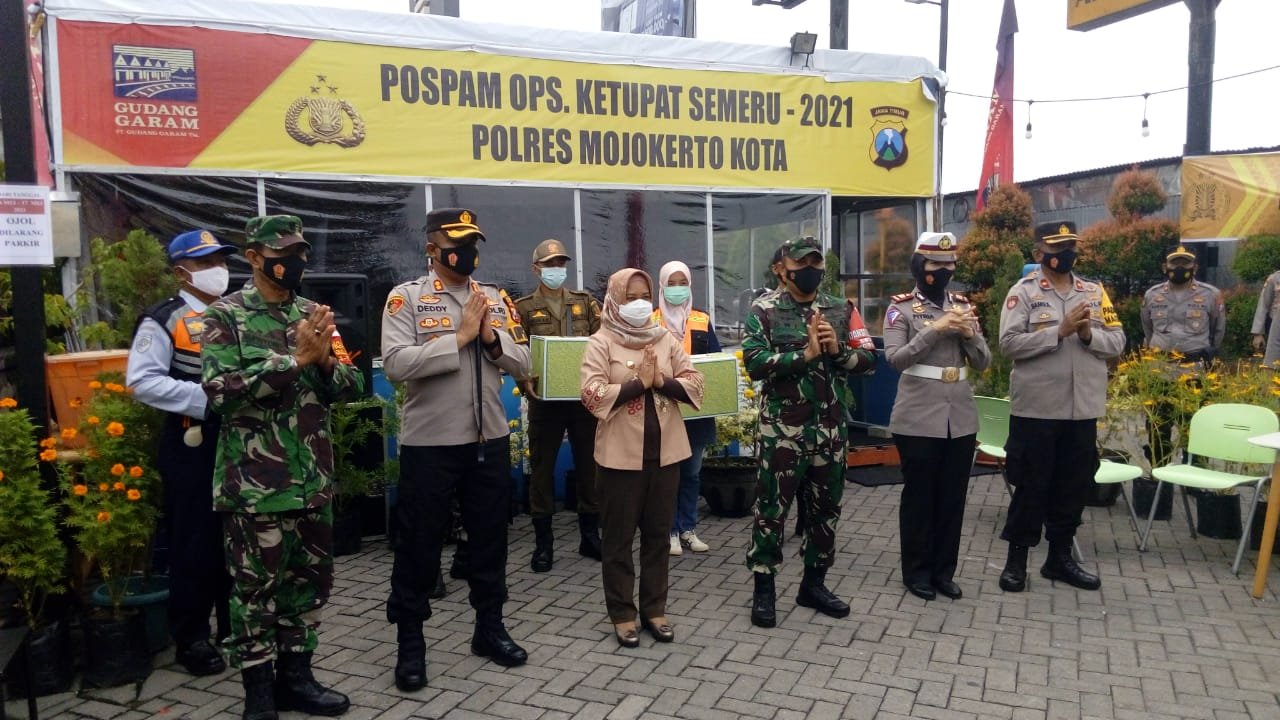 Bersama Forkopimda, Dandim 0815/Mojokerto Cek Pos Pam dan Penyekatan Arus Mudik