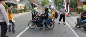 Puluhan Sepeda Motor Diputar Balik Pos Penyekatan Check Point Simongagrok