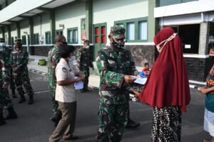 Kabintal Korem 082/CPYJ Selaku Ketua Amil Zakat Serahkan Zakat Fitrah Kepada Fakir Miskin
