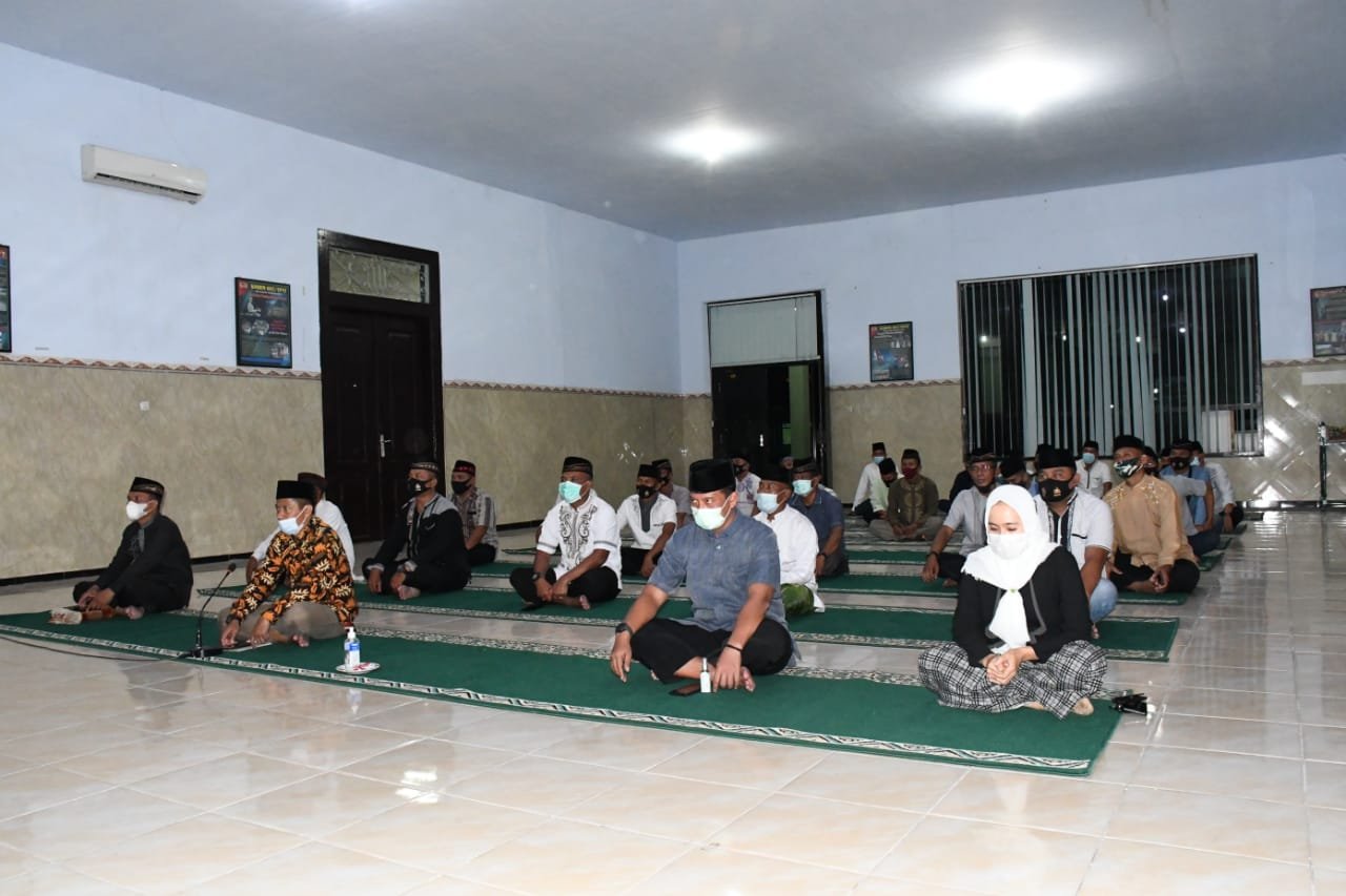 Anggota Korem 082/CPYJ Melaksanakan Takbiran di Ruang Aula