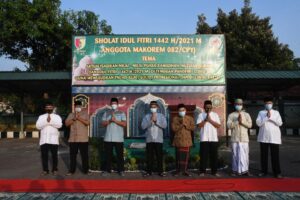 Keluarga Besar Korem 082/CPYJ Laksanakan Sholat Ied di Halaman Makorem