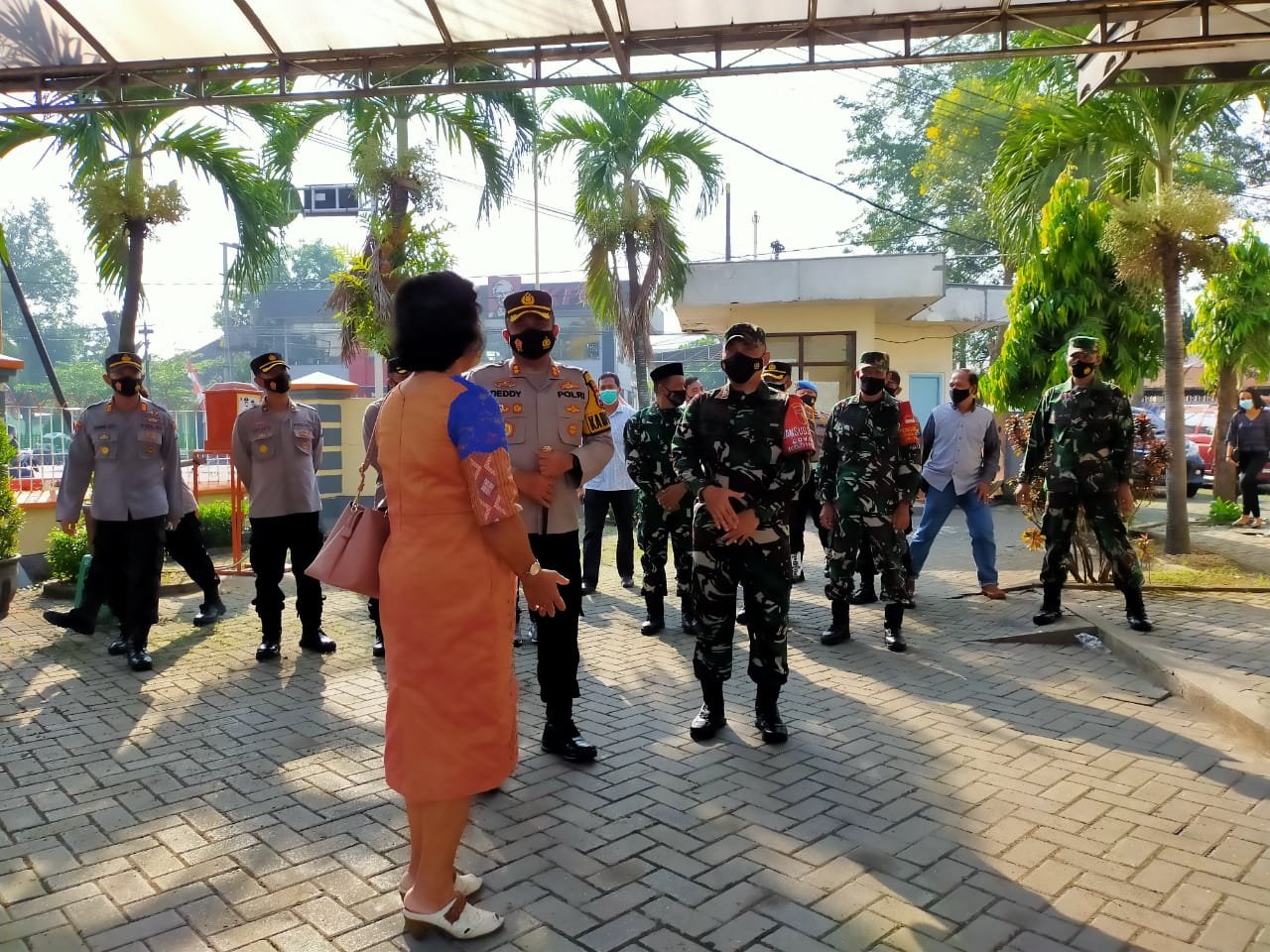 Bersama Kapolresta, Dandim 0815/Mojokerto Pantau Pengamanan Gereja