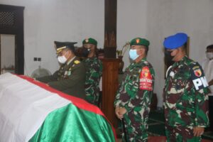 Danrem 082/CPYJ Hadiri Pemakaman Brigjen TNI (Purn) Abdul Cholik