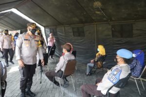 Ratusan Polisi yang Bertugas Sekat Pemudik di Mojokerto Jalani Tes Swab PCR