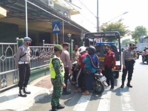 Kasubbag Humas Polresta Mojokerto Pimpin Operasi Yustisi