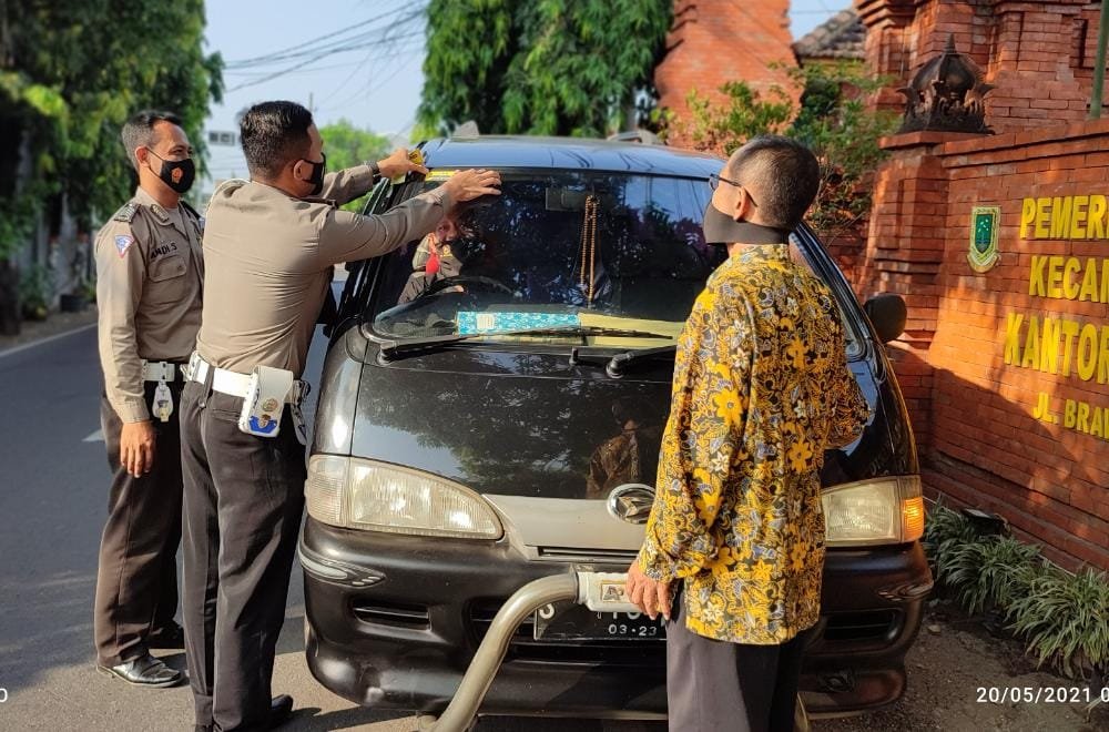 Satlantas Polresta Mojokerto Tempel Stiker Bebas Covid dan Himbau Tertib Berlalu Lintas