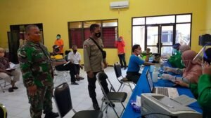 Babinsa Koramil 0815/01 Pralon Bersama Tiga Pilar Kawal Vaksinasi Lansia