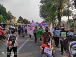 Bawa Keranda di CFD Alun-alun, Satlantas Polresta Mojokerto Ingatkan Bahaya Covid-19