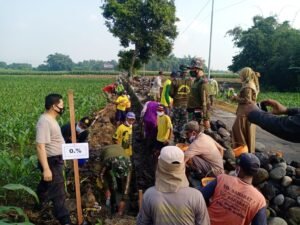 Koramil 0815/18 Gondang Karya Bakti Rehab Jaringan Irigasi Tersier