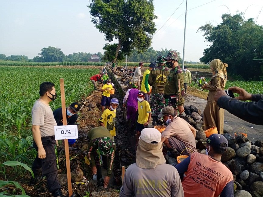 Koramil 0815/18 Gondang Karya Bakti Rehab Jaringan Irigasi Tersier