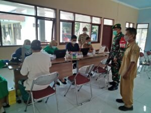 Koramil 0815/19 Magersari Dampingi Vaksinasi Lansia