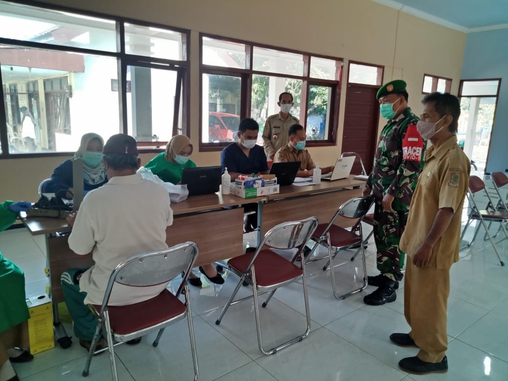 Koramil 0815/19 Magersari Dampingi Vaksinasi Lansia