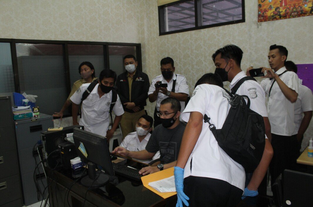 Jember - Begitu mendengar ada laporan tentang adanya dugaan korupsi dalam pekerjaan pembangunan pasar Balungkulon, Kapolres segera memerintahkan Satreskrim bergerak cepat. Kapolres Jember AKBP Arif Rachman Arifin, SIK, MH mengatakan bahwa dalam perkara tindak pidana korupsi menjadi prioritas penanganan Polres Jember. "Kami akan merespon setiap laporan dugaan korupsi yang masuk dan itu akan segera ditangani. Ini sejalan dengan tekad kami untuk mempertahankan status Wilayah Bebas Korupsi dan Wilayah Birokrasi Bersih Melayani," kata AKBP Arif, Jum'at (28/5/2021). Menurut Kapolres korupsi sudah menjadi suatu penyakit yang akut. "Tindakan koruptif itu menyengsarakan rakyat jadi harus segera diberantas," tegasnya. Menindaklanjuti perintah Kapolres, Kasat Reskrim perintahkan unit Tipikor memeriksa dan menggeledah kantor UKPBJ Pemkab sebagai pelaksana dan pemegang tender proyek Pasar Balungkulon. "Dari hasil penggeledahan didapatkan dokumen-dokumen terkait penawaran lelang milik PT pemenang lelang. Setelah didalami pemenang lelang dalam mengajukan persyaratan diduga memalsukan dokumen," kata AKP Komang di ruang kerjanya. Penyidikan berkembang ke lapangan yang menemukan di beberapa titik pengerjaan diduga fiktif. Pihak Satreskrim bekerjasama dengan Universitas Jember dalam memeriksa pengerjaan fisik. Dalam penyidikan itu juga melibatkan BPKP Provinsi Jatim. Laporan hasil temuan BPKP itu ditaksir kerugian negara mencapai 1,8 M. Satreskrim masih terus memperkuat alat bukti untuk memperkuat dalam penetapan tersangka. Sejauh ini petugas telah memeriksa 34 orang saksi dan mendengarkan keterangan 4 orang ahli. Dalam perkara Tipikor tersebut pelaku akan dijerat pasal 2 ayat 1 pasal 3 UU no 31 tahun 1999 Jo UU no.20 tahun 2001 Jo pasal 55 (1) ke 1 pasal 56 KUHP dengan ancaman kurungan penjara minimal 4 tahun hingga 20 tahun atau denda 200 juta hingga 1 miliar. (jay)Kapolres Jember Respon Cepat Laporan Dugaan Korupsi Pasar Balungkulon