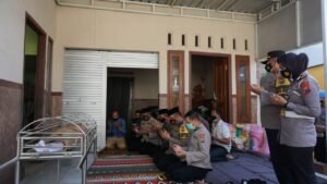 Kapolresta Mojokerto Takziah ke Rumah Ibunda KOMPOL Sugianto