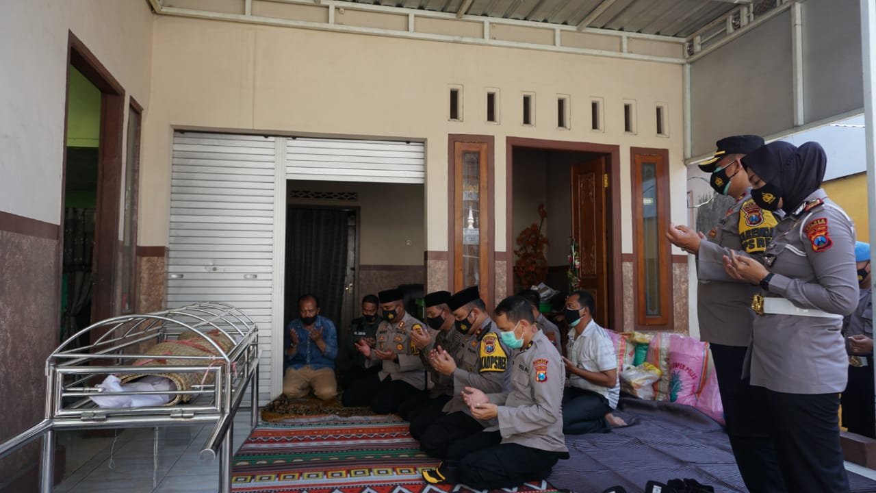 Kapolresta Mojokerto Takziah ke Rumah Ibunda KOMPOL Sugianto