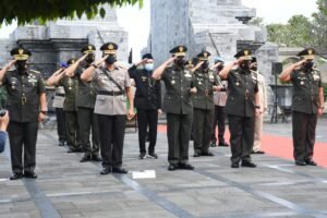 Danrem 082/CPYJ Ikut Dampingi Pangdam V/ Brw Ziarah Ke Makam Bung Karno