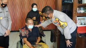 Kapolresta Mojokerto Beri Semangat Anggotanya yang Sakit
