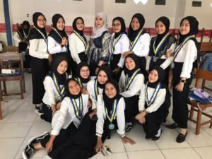 Pembagian Berkas Kelulusan SMK Raden Rahmat Mojosari Melanggar Prokes