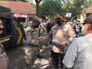 Kapolda Sumsel Memberikan Reward Kepada Tiga Anggota Satpol PP kota Palembang