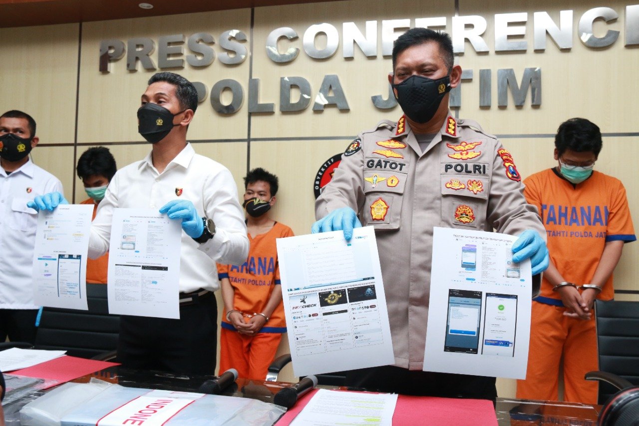 Polda Jatim Amankan 4 Orang Pembobol Kartu Kredit