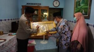 Kapolresta Mojokerto Berpamitan dan Beri Cinderamata Jam Islami Kepada para Kyai