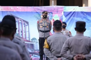 Kapolda Sumsel Memberikan Penghargaan Kepada Personel Polri