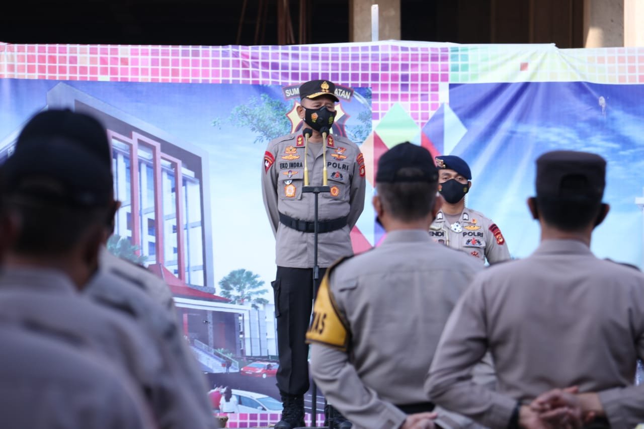 Kapolda Sumsel Memberikan Penghargaan Kepada Personel Polri