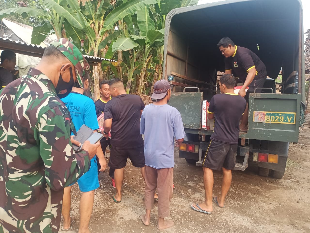 Danrem 082/CPYJ Beri Bantuan Keramik Ke Yayasan Tarbiyatul Islamiyah Tanwirul Qulub