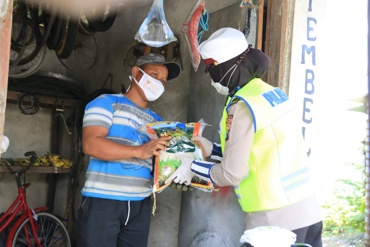 Berikan Masker dan Sembako di Bangkalan Sembari Berikan Edukasi 5M