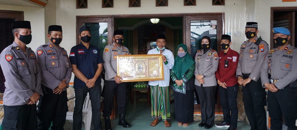 Silaturahmi di Kediaman Ketua MWC NU, Kapolresta Mojokerto Pamit dan Mohon Doa Restu