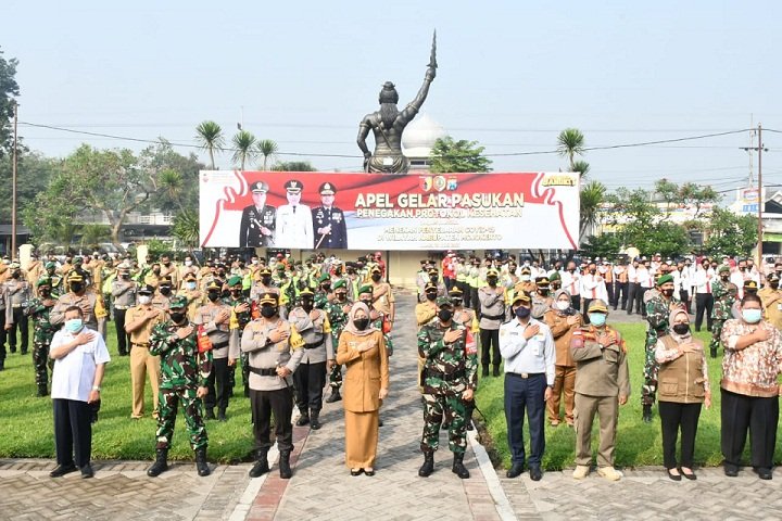Dandim 0815/Mojokerto Bersama Forkopimda Pimpin Apel Gelar Pasukan Penegakan Disiplin Protokol Kesehatan